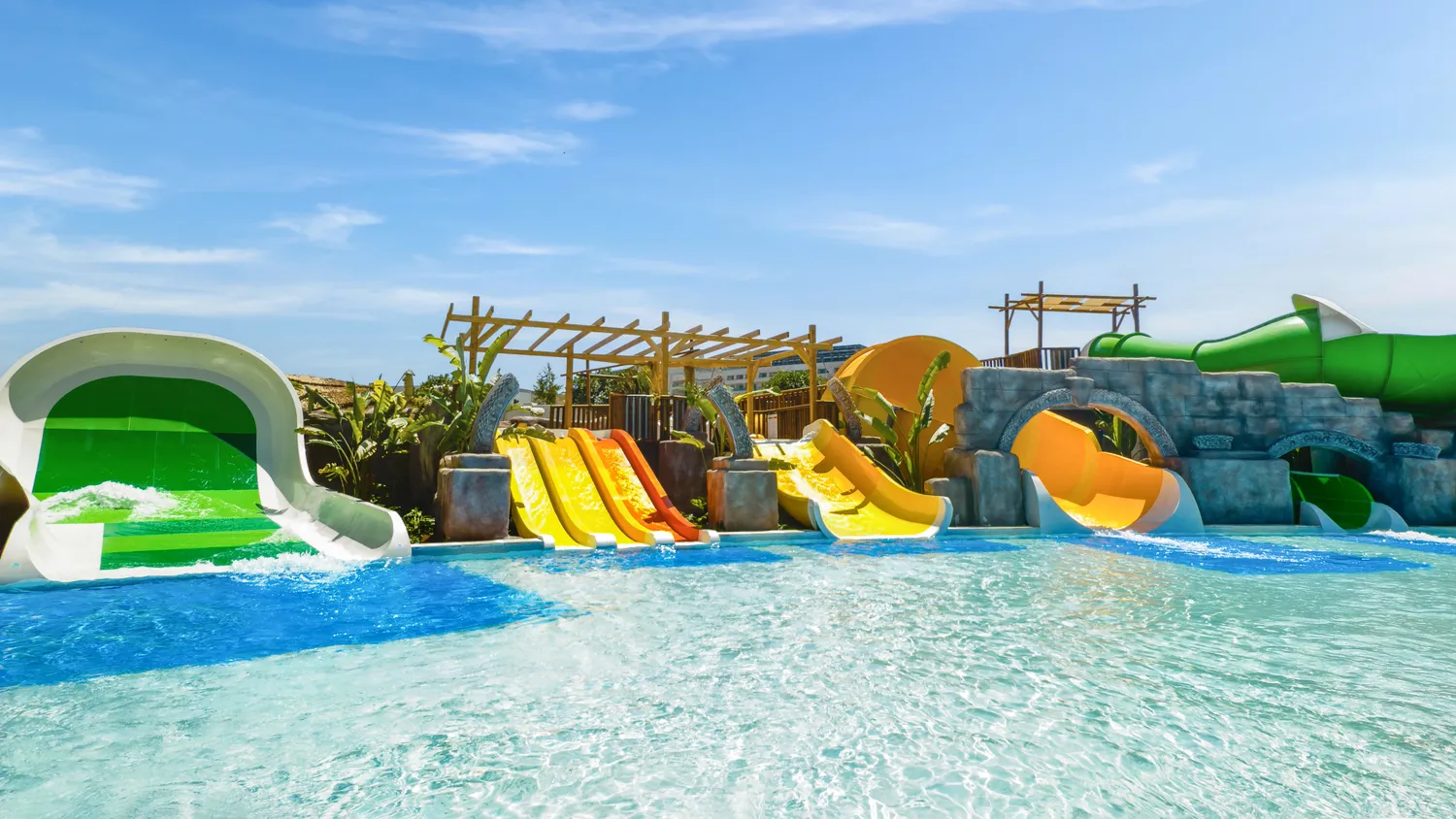 Aqualantis 20 000 м² — гостям Crown