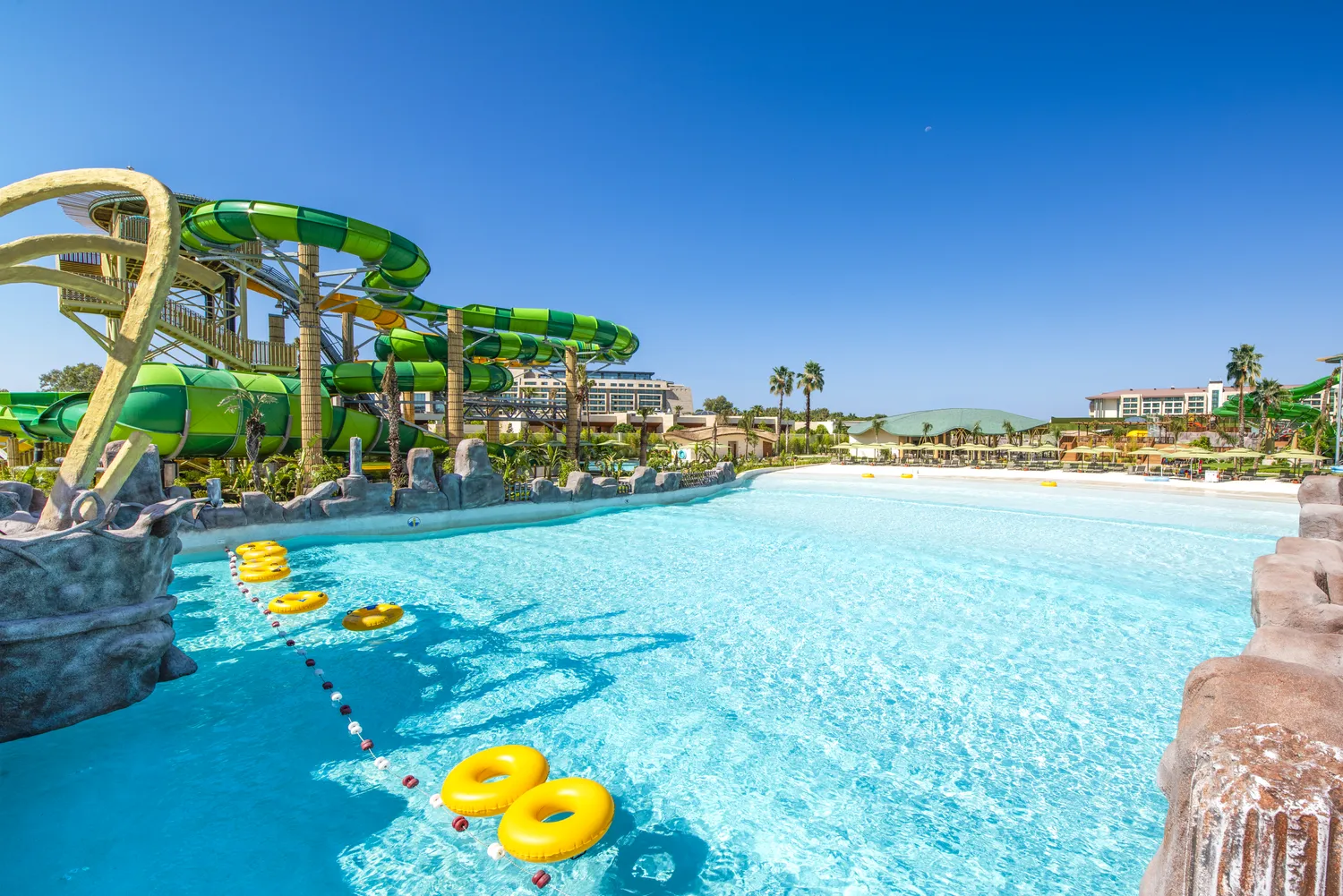 Aqualantis 20 000 м² — гостям Crown