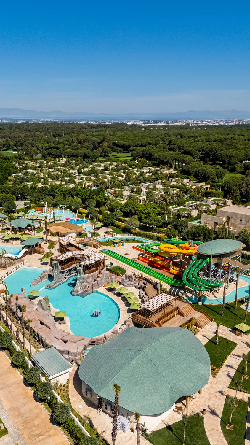 Aqualantis 20 000 м² — гостям Crown