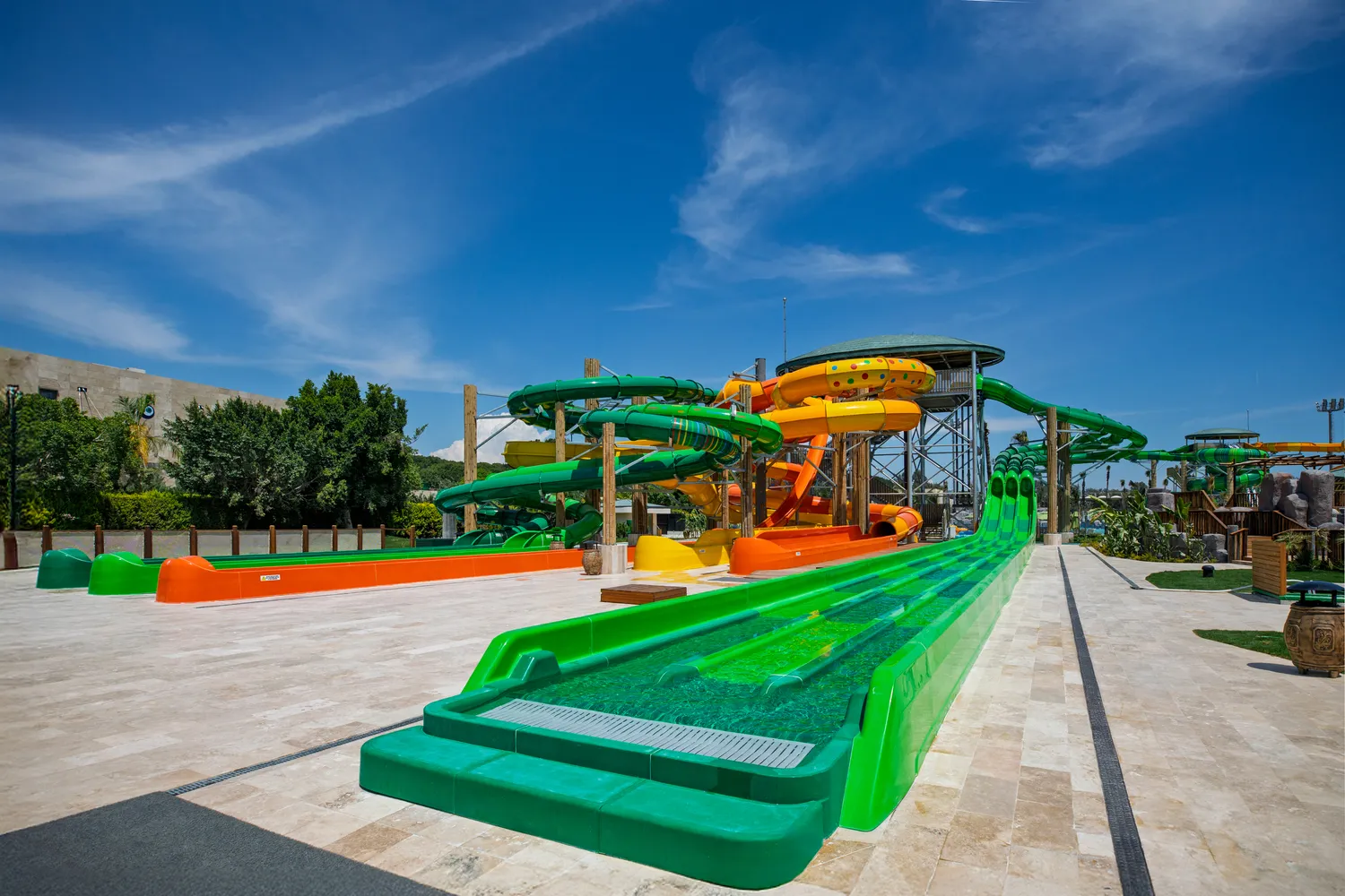Aqualantis 20 000 м² — гостям Crown